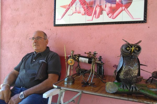 Atilio Ríos y sus esculturas en Kiyú.