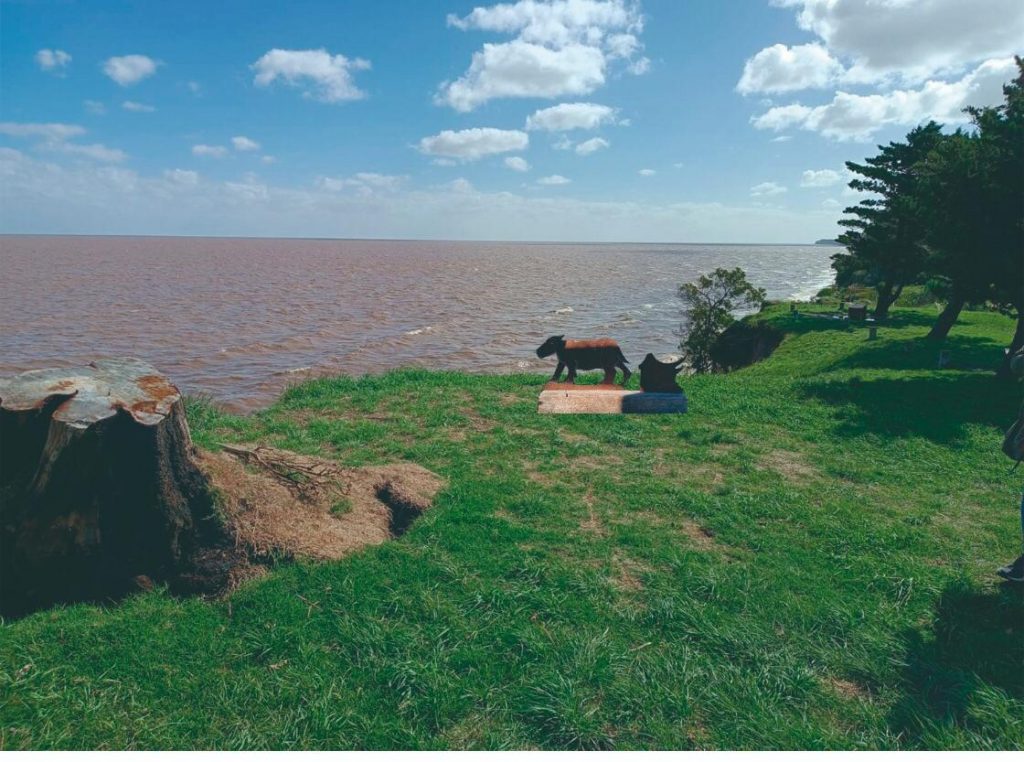 Imagen con Photoshop de cómo quedaría la escultura en el lugar
